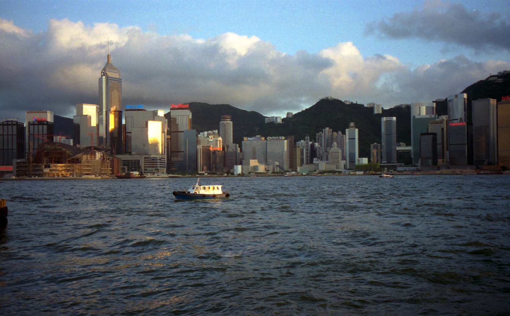 维多利亚港边的照相师傅
