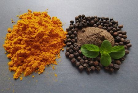 揭秘金钥匙：一小撮黑胡椒如何开启姜黄的古老疗愈功效