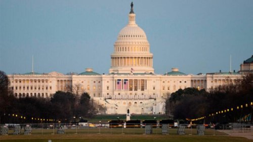 美中持续对抗之际，美国国会众议院民主党领袖日前提出一项法案，要求提高美国经济竞争力，全面与中共竞争，并在人权、香港、新疆、台湾问题上反制中共的挑战。