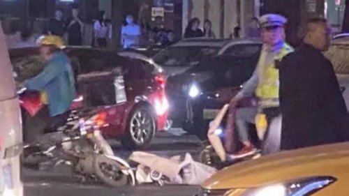 中国各地血案频发。5月29日晚，江苏南京新街口洪武北路与中山东路交界处发生多车相撞事故，一辆白色轿车撞人后，不停车反而加速碾人。之后该司机又抢车逃跑，再次出事故后下车持刀行凶，捅伤多人，至少造成8人受伤送医。 