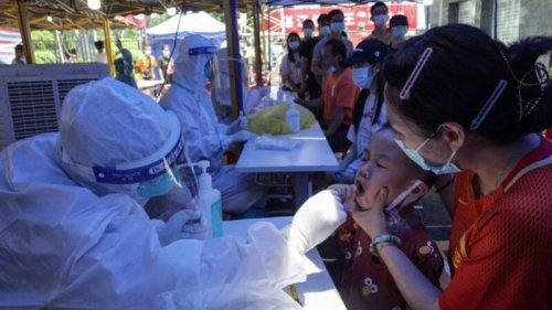 广东省多地出现传播力超强的中共病毒印度和英国变异株，广州市因疫情爆发已经封区限行。当地民众》披露，封城中的广州，出现了类似当初武汉封城时乱象，引发人们恐慌