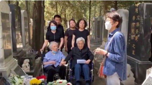 八九“六四”32周年日上午，北京“天安门母亲”群体近十名成员，在三十多位便衣监视下，在北京万安公墓祭奠亲人，整个过程一个多小时，便衣警察在远处监视，未打扰祭奠仪式。当天，中国各地严控所谓的敏感人士以及互联网，禁止发布与六四有关的信息。 