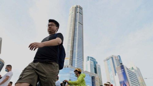 由于生活成本上涨。即使在中共开放三胎政策的当下，大多数年轻人对生育孩子仍无兴趣，有人甚至做结扎手术，以确保自己不会生子。 