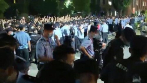 正值六四敏感时期，江苏、浙江两省多所学校闹学潮，学生们举行大规模集会，抗议学院改制降级，令学生学历贬值。当局出动大批警力，镇压学生。不过，当局最终被迫让步，两省均宣布暂停改制