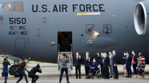美国C-17环球霸王运输机日前抵达台湾。军事专家分析，C-17运输机代表了美军全球投放能力，此次降落台湾向中共释放强烈信号。前美国国防部长表示，美方此举是“让蔡英文放心”。 