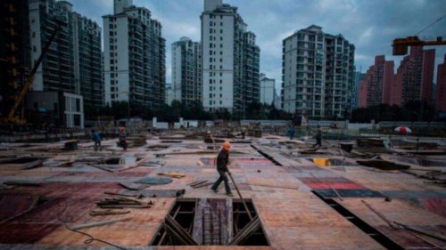 中共财政部等4部门日前宣布，国有土地使用权的出让收入等4项地方政府的非税收入，将全部改由国家税务部门负责征收。舆论称，此举等同宣告地方财政的“小金库”被中央收缴，而地方政府为获取经济利益，势必更频繁强拆房屋搞所谓的“旧城改造”。