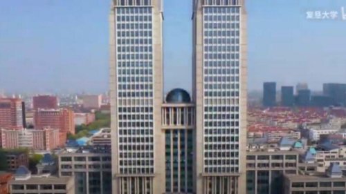 周一（7日），中国知名高等学府复旦大学某学院一名姜姓教师，持刀杀死了该学院的党委书记。姜某在案发现场被警方控制后，声称自己是因工作关系长期遭受死者的陷害打压才怒而杀人。目前，姜某已被警方刑事拘留。 