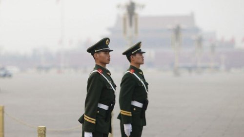 在中国大陆，很多重要部门都有哨兵站岗，但人们可能注意到一个细节，为何两个士兵站岗，只有一人持枪？其实这与25年的一起重大连续杀人案有关。 