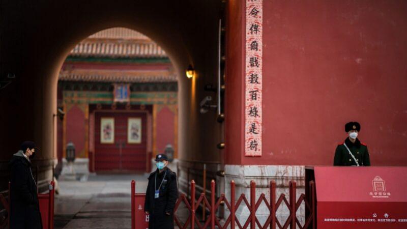 中国历朝历代都有围墙筑城的习惯，目的多是抵御外来民族的入侵。多数中国人认为长城是中国人的骄傲，围墙是中国历史文化的遗产。而被围墙圈起来的北京大院则是中共篡政后的一个特殊的政治产物。近日，网易刊登一篇网文揭秘神秘的北京大院内，中共官宦子弟的社会潜规则。 