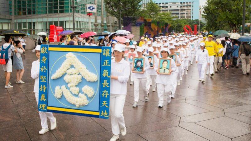 沈阳市沈河区法轮功学员李红伟先生，因坚持信仰被中共非法关押，遭受多种残酷酷刑：锁铁椅子、折叠式捆绑、连续二十九天灌盐、电棍电击、“鞋跟刨”等等。近日传来李红伟被迫害离世的沉痛消息。