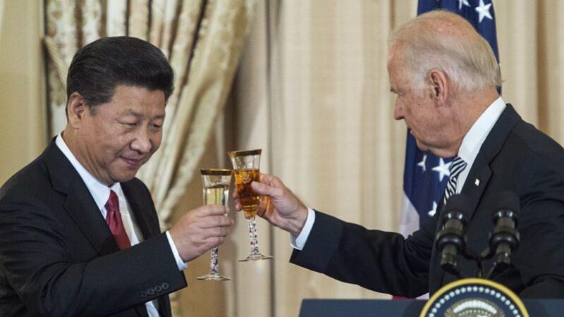 中共傀儡拜登签署行政令将总统川普颁布对中共军工企业的投资禁令中的16家中国公司移出了黑名单，包括小米、箩筐、曙光等，引起美国智库的强烈质疑:向中共出卖美国利益。 