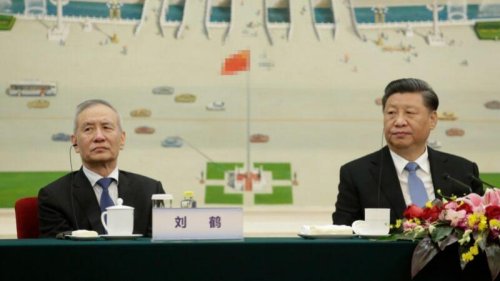 中共二十大前，习近平的亲信、中共副总理刘鹤权力扩大，传再获一重要新职位。有美媒17日称，习准备挑选刘鹤领导半导体产业项目，这让刘鹤的职责范围横跨贸易、金融和科技领域。 