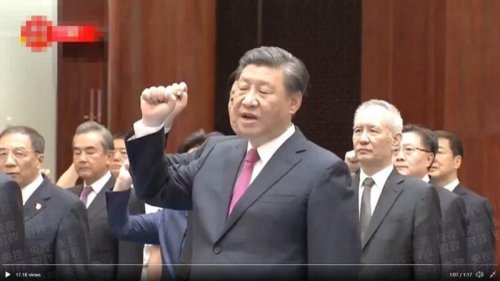 中共国安部副部长董经纬叛逃美国的传闻，震惊国际舆论。在此敏感时刻习近平18日率领政治局常委等一众中共高官，到中共党史展览馆“重温入党誓词”，习带头宣誓： “保守党的秘密”、“永不叛党”。引起网友们的调侃。