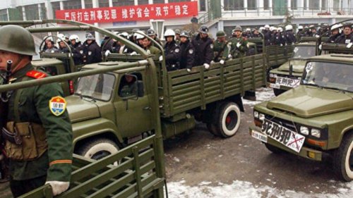 刑场上，“砰砰”的枪声尚未消散，几个鬼魅般的身影，将血淋淋的尸体，拖进白色救护车中开膛破肚。这不是恐怖片中的镜头，而是一名郑州公安向《大纪元》讲述自己亲历中共强摘死囚器官的恐怖场景。