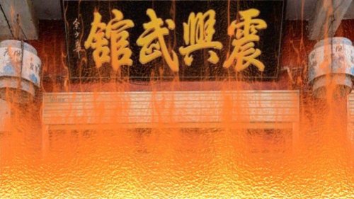 河南省商丘市一家武术馆25日凌晨发生大火，造成至少18人死亡、16人受伤，遇难者最小的只有7岁。当地县委书记、县长已被免职。 