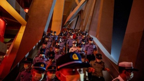 习近平日前在“七一授勋”仪式上发表讲话，大讲“忠诚”。在此之前，官方罕见重提代表中共高层分裂的王明、张国焘事件，以及顾顺章叛党灭门案，并要求中共党员“永不叛党”。外界猜测至少有三大不寻常的信号，表明中共高层可能出现重大分裂。