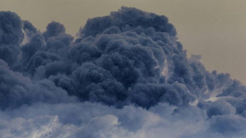 中共百年党庆北京遇罕见恶劣天气  当局发射几千发催雨弹打散云团后 一团黑云却突然显现并快速移动到天安门广场上方......吓得官员纷纷祈祷。习演讲广场现诡异画面