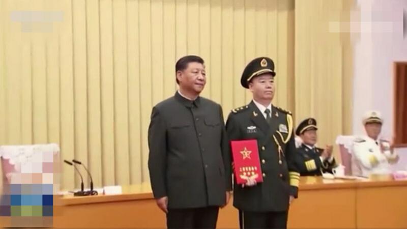  中共百年党庆刚落幕，习近平晋升4名上将并授衔。视频显示，习脸上没有笑容，看起来忧心忡忡。有分析说，习罕见地在七一后晋升上将，是为了强化军事管控，震慑政敌，但能否奏效还难说。 