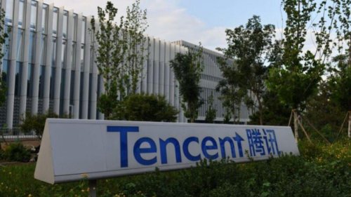 习近平刚刚下令中国高收入人群和企业要“更多回报社会”，中国网路公司巨头腾讯8月18日深夜就宣布再出资500亿（人民币），助力当局提倡的“共同富裕”计划。专家认为，腾讯此举颇有“破财免灾”，向习表忠心的意味。