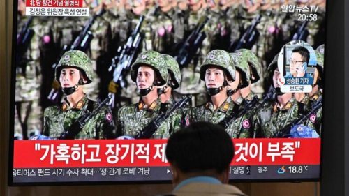 朝鲜面临严重的粮食短缺，部署在中朝边境的“暴风军团”（Storm Corps，第11军团）处境艰难，面对悲惨的食物困境，“风暴军团”选择“自食其力”，他们不仅抢劫私人住宅，甚至连政府机构的食品仓库也不放过。