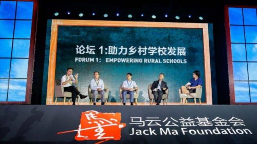 中共整肃娱乐圈和私企巨头，被指与中共抢劫私产等左转政策有关。但也有分析认为可能涉及中共内斗。突遭封杀的娱乐圈名人高晓松和明星赵薇，都被指和马云关系密切，而马云背后则涉及众多中共高层家族的资产。