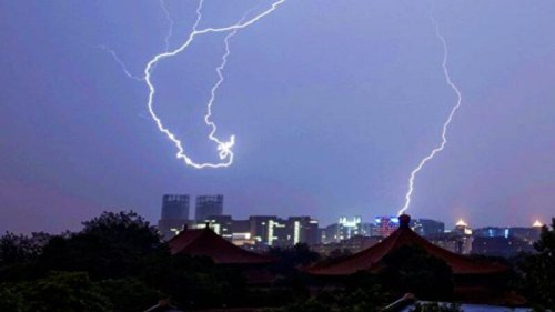 中共总书记习近平日前在中央党校喊话，多次提到斗争，并表示想过太平日子、不想斗争是不切实际的。多方观察认为，中共高层从不久前北戴河会议的暗斗，已经转向中南海的明斗。习近平为保证他在二十大连任，所以要继续斗争。 