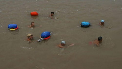 9月6日，长江2021年第1号洪水在上游形成。上游的四川巴中市通江县因连日降雨，突发山体滑坡，致3人遇难。受连续多日降雨影响，河南新乡市辉县也出现山体滑坡，致2人死亡。 