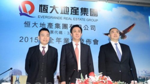 有外媒披露，恒大债务违约，被两家信托公司催逼立即偿付部分贷款的消息。9月3日，恒大债券暴跌超过20%后，暂停交易。有美媒指出，中国有一大批长期依靠着银行信贷和政府补贴的“僵尸企业” ，对北京构成严峻挑战。对恒大这样的企业，“救还是不救”，对北京来说难以抉择。 