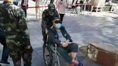 军中大老虎谷俊山2015年被数罪并罚判死缓后一直鲜有消息流出，近日，网上传出一张据称谷俊山戴着手铐吗，眼罩到医院去看病的照片，照片显示其手脚浮肿。