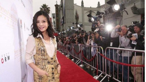 大陆女星赵薇被封杀之后，日前再度被官媒点名，重提赵薇夫妇空手套白狼，以51倍杠杆收购万家文化事件。曾任海南省政协港澳委员的作家寒山碧指，当局对赵薇的整肃，与娱乐圈无关，与政治有关。官媒旧事重提，目标在于赵薇背后的金主——曾庆红家族。 