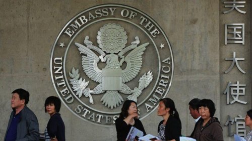 中国留学生王子威的赴美签证被撤销。王子威毕业的北京理工大学具有中共军方色彩。近年来，美中关系持续紧张，美国政府以影响国家安全为由，收紧对中国留学生的签证限制，许多中国学生的留学梦破灭。