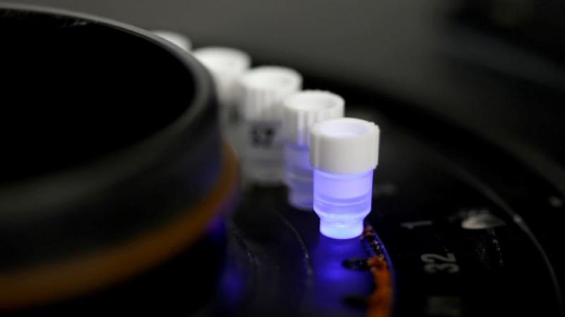 在中国负责开发武汉肺炎疫苗的中共军队少将陈薇被加拿大媒体踢爆，与加拿大国家P4病毒实验室合作关系密切，此实验室甚至还曾由华裔科学家提供病毒给武汉病毒实验室。