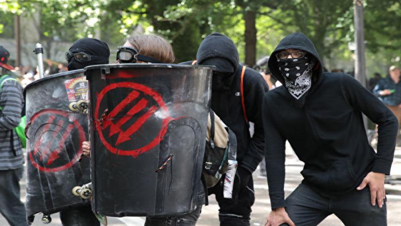 2020年在美国俄勒冈州波特兰市（Portland）被“安提法”（Antifa）组织成员枪杀的一名男子的遗产监护者，针对该市政府采取的公共安全措施提起诉讼。 