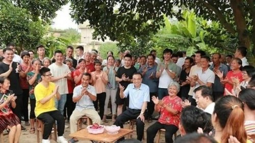 中共总书记习近平日前视察陕西西安某部队基地，再次强调聚焦“备战打仗”。与此同时，中共总理李克强到广西玉林视察。网传视频显示，李克强站在甘蔗地里和民众聊天。