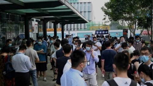 受中国房地产巨头恒大集团(China Evergrande)的债务危机可能波及到金融市场以及美国债务上限期限来临等因素的拖累，美国股市星期一(9月20日)大幅收低。以科技股为主的纳斯达克指数下跌的幅度超过了3%。投资人抛售股票转而购买避险债券，这又导致美国国债收益率下跌。白宫发言人在淡化对恒大波及美国市场的担忧的同时表示，美国随时准备在必要时做出适当反应。 
