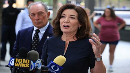 纽约州州长凯茜‧霍楚尔（Kathy Hochul）周三（9月22日）警告说，该州的卫生保健工作者必须在9月27日之前开始接种COVID-19疫苗，否则将面临解雇。 