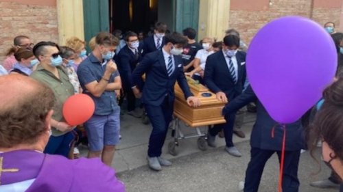 16岁意大利小女孩Guilia Lucenti明确表示不想打针，但是为了能去学校上课，被迫打针。第二针辉瑞疫苗的16个小时，她的妈妈发现自己的女儿已经在沙发上没了气息，急救护士往血管里扎针想输入肾上腺激素急救的时候，血管里流出来了两条血栓。
