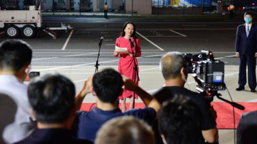 重获自由的华为首席财务官孟晚舟25日搭机回国。针对孟晚舟案，中共外交部发言人华春莹周一（9月27日）在例行记者会上说，中国政府高度重视，中国国家主席习近平亲自下达处理孟晚舟案的命令。但她没有详细说明习具体做了什么。