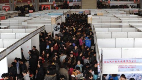 中共为预防“系统性风险”打击房地产，业内开始大规模降薪裁员，出现百人争抢一个招聘职位的现象。此前中国教培机构和跨境电商也开始大裁员。美媒指，这三支失业大军合计超过千万人。 