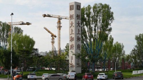 中国恒大及恒大物业10月4日无预警停牌后，有消息指，暂停交易与中国地产巨头合生创展将收购恒大物业股份有关。 