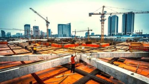 在北京当局严厉调控房地产的情况下，中国楼市已提前步入“寒冬”。地方政府为了财政收入开始救楼市，购房最多补贴10万元，部分楼盘六折销售。 