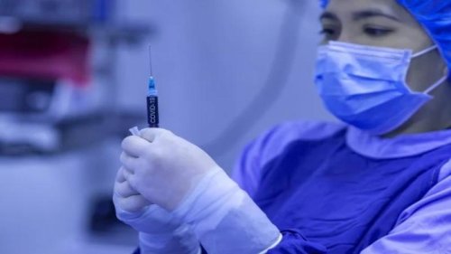 美国制药巨头默克公司（Merck）研制出一种可以治疗新冠病毒（COVID-19）的口服药，并在10月11日（周一）提出要求美国食品和药物管理局（FDA）批准该药物。如果得到批准，这种药物可为全球抗击大瘟疫带来更方便和更便宜的治疗方法，可能无需打疫苗了。 