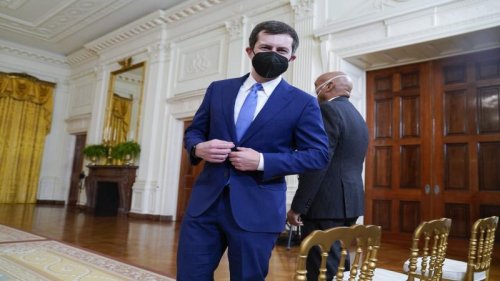 货运严重塞车的供应链危机期间，运输部长布塔朱吉(Pete Buttigieg)持续休育婴假，引发舆论批评。
