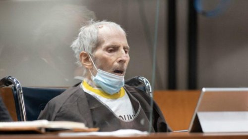 美国现年78岁的富豪杜斯特（Robert Durst）21年前谋杀挚友，本月14日才被判处无期徒刑后，美媒16日报导他感染了中共病毒（COVID-19），被装上呼吸器。