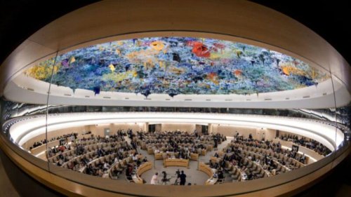 周四（10月14日），联合国大会投票选举，使得美国重新加入设在日内瓦的人权理事会。三年多前，川普（特朗普）政府退出该机构，理由是该机构对以色列的偏见，以及未能保护人权。 