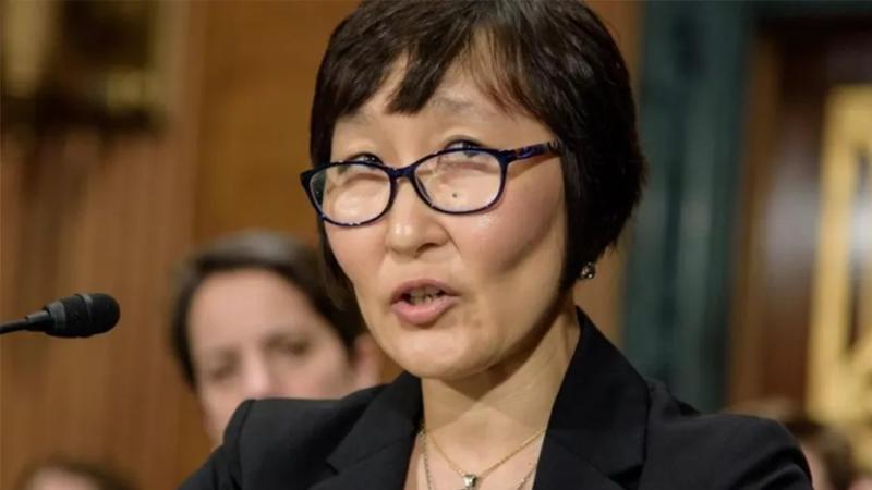 拜登提名的选择监管美国国家银行系统的货币审计长是一名“列宁学者”和亲共智库的研究员。这位提名人的确认在美国参议院遇到阻力，金融界也不欢迎这个人选。 