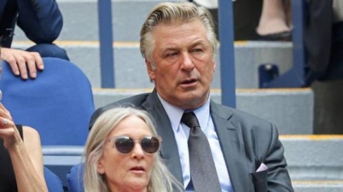 好莱坞大牌明星鲍德温（Alec Baldwin）在拍戏时出现意外，因道具枪走火，他误射工作人员，造成一死一伤的惨剧。而鲍德温曾在美国前总统川普2016年参选总统期间扮演并嘲讽过川普。