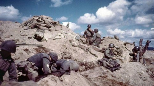  10月25日是毛泽东宣布出兵朝鲜的日子。至今已整整71年过去了，中共仍然重复着所谓“抗美援朝、保家卫国”的谎言。然而，据史料记载，当时中共高层多数人反对出兵朝鲜，林彪更一语道破朝鲜战争的内幕，并称病拒绝带兵入朝。 