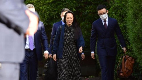 据知情人士透露，中国电信巨头华为支付百万美金，雇佣美国民主党说客波德斯塔(Tony Podesta)向拜登政府游说，促成孟晚舟获得保释。 