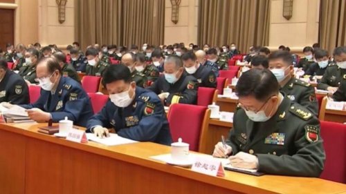 仅担任两个月西部战区司令员的徐起零，日前在北京露面。中共央视画面显示，身为上将的徐起零没有与其他几名上将一起坐在主席台，而是坐在台下。这种排位引发外界猜测。 